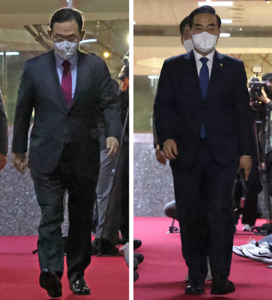 주호영(왼쪽) 국민의힘 원내대표와 박홍근(오른쪽) 더불어민주당 원내대표가 30일 국회 의장 주재 여야 원내대표 회동을 위해 의장실로 이동하고 있다. 연합뉴스.